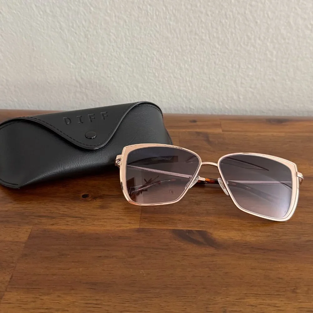 DIFF - Grace Sunglasses in Champagne and Lavender Rose Gradient Lenses - Picture 2 of 9